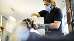 Warum ein Friseur in Stuttgart mit gebrochenem Handgelenk arbeitet