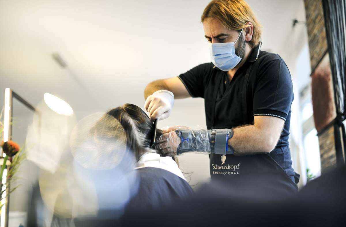 Coronavirus und die Folgen: Warum ein Friseur in Stuttgart mit gebrochenem Handgelenk arbeitet