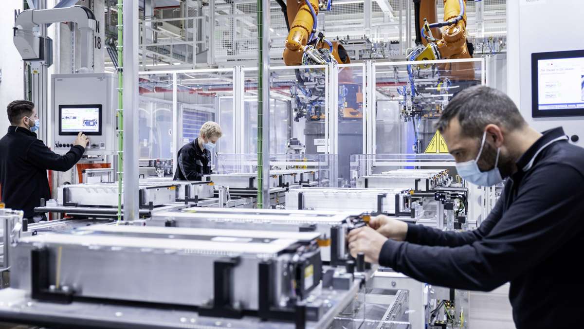 Mercedes-Werk Stuttgart-Untertürkheim: Verdienst, Arbeitszeiten – wie es für  Mitarbeiter jetzt weitergeht