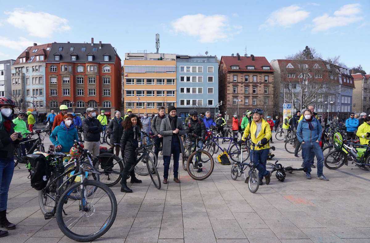 Die   Radfahrer versammelten sich auf dem Marienplatz.