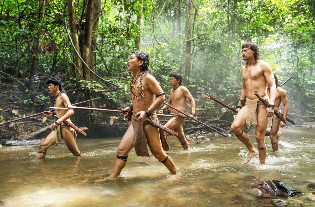 Nick Kelesau (vorne links) und Sven Schelker (vorne rechts) als Bewohner des Dschungels von Borneo