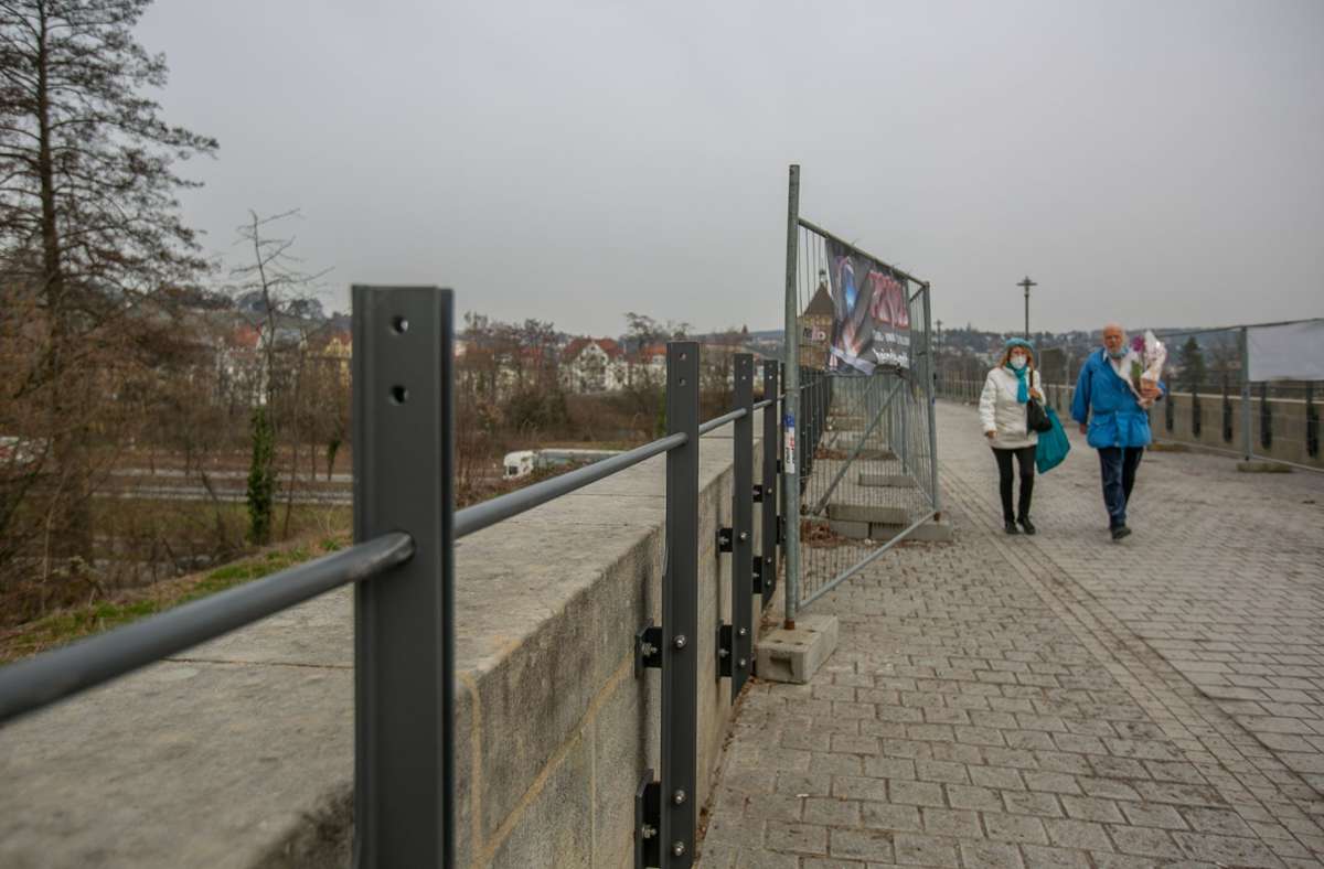 Die Ausgestaltung des Geländers im Zuge der Bauarbeiten auf der Pliensaubrücke in Esslingen stößt auf Kritik.