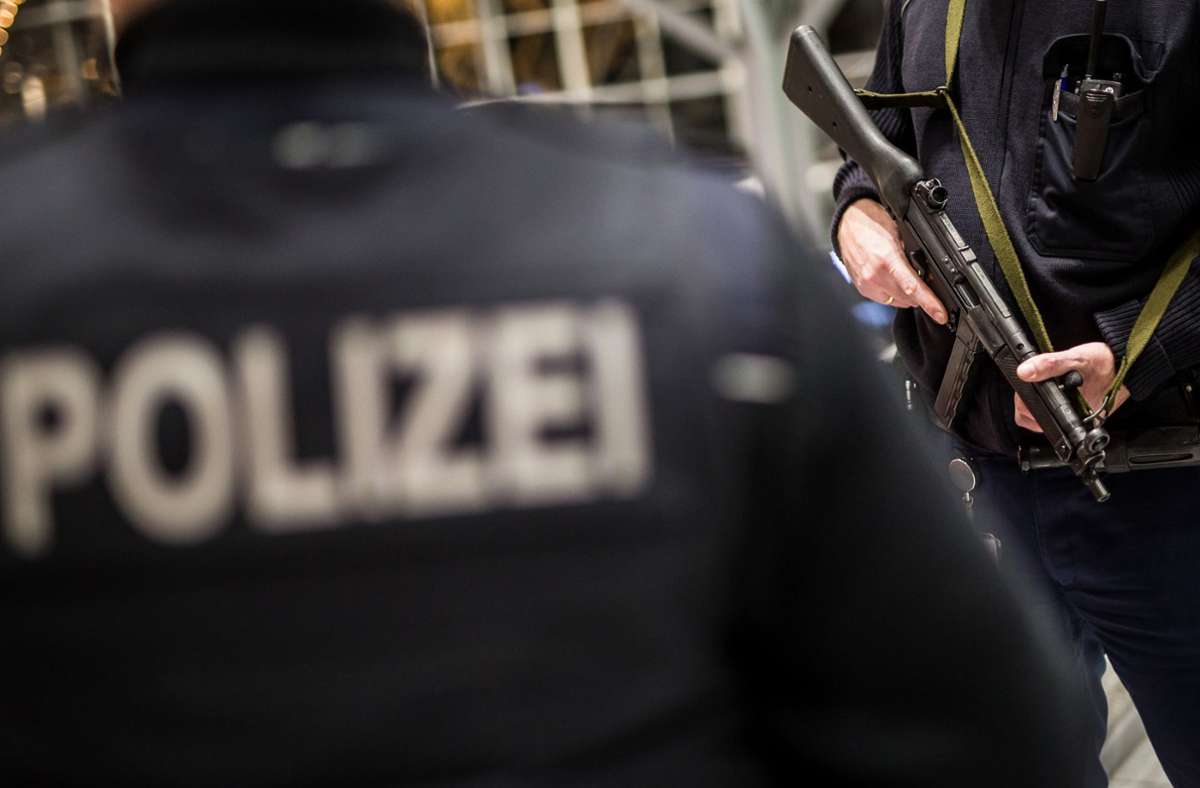 Die Beamten der Bundespolizei hatten am Wochenende am Flughafen viel zu tun. (Symbolbild) Foto: dpa/Christoph Schmidt