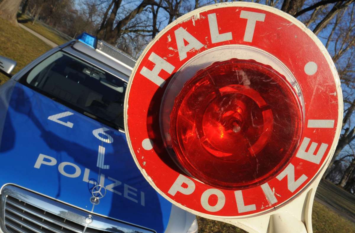 Unfall in Plochingen: Ohne Führerschein gegen Ampelmast geprallt