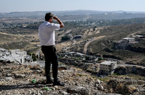 Er schaut genau hin: Robert Habeck steht an einem Abhang am Stadtrand von Ramallah. Foto: dpa/Britta Pedersen