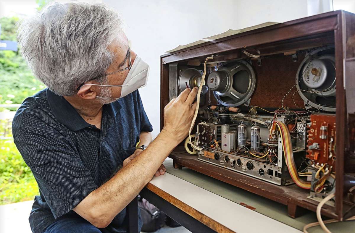 Das Innenleben des Röhrenradios „Fidelio“ birgt Herausforderungen – aber das Repair-Café-Team ist so etwas gewöhnt. Foto: Ralf Poller/avanti