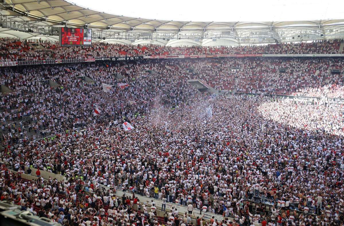 Nach der gelungenen Rettung gibt es für die Fans des VfB Stuttgart kein Halten mehr. Sie strömen auf den Rasen der Mercedes-Benz-Arena.