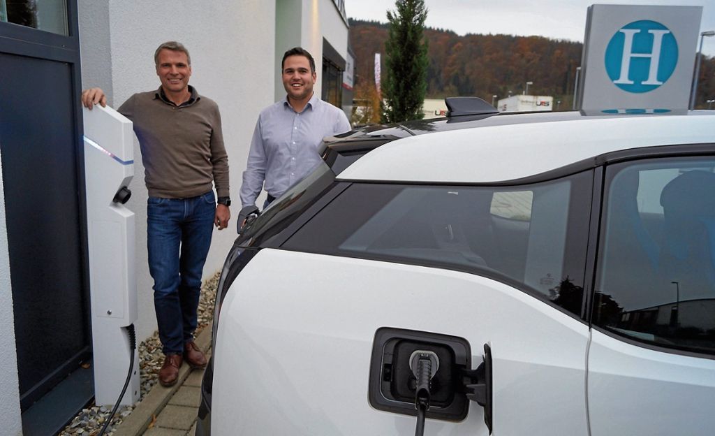 FRICKENHAUSEN:  Die vom Hummel Systemhaus entwickelte Ladesäule für Elektrofahrzeuge kommt ohne teuren Fremdstrom aus: Auto aufladen mit überschüssiger Energie