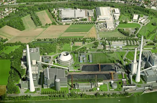 So wie in dieser Fotomontage visualisiert, könnte die neue Gas- und Dampfturbinenanlage im Altbacher EnBW-Kraftwerk aussehen. Foto:  