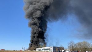 Großbrand in Lagerhalle hält Feuerwehr in Atem