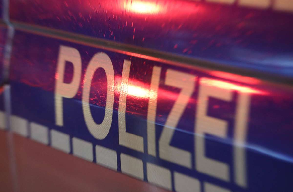 Polizeibericht Esslingen: Senior von  Auto angefahren – Polizei sucht Zeugen