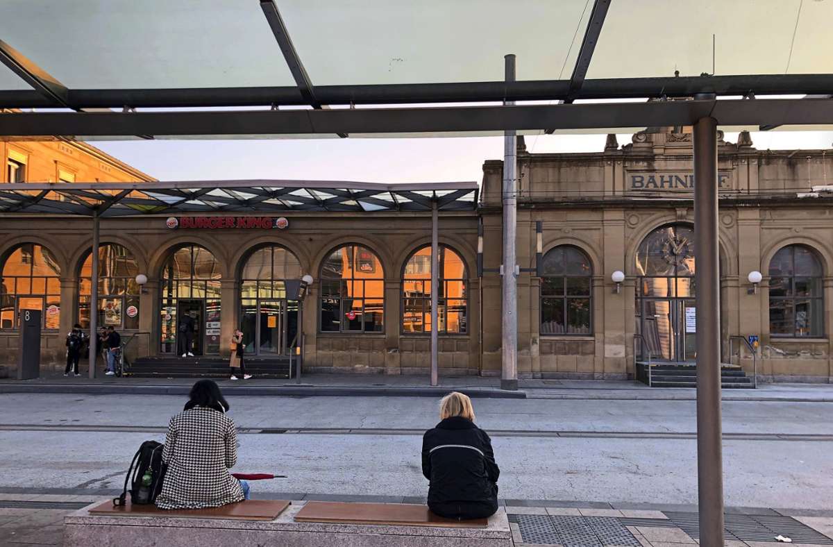 Bahnhöfe im Kreis Esslingen: Ein Bahnhof, der neben sich steht