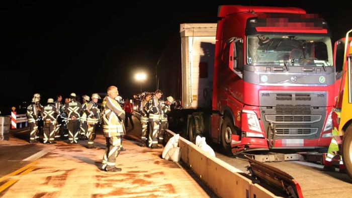 Diesel aus Lastwagen gelaufen – Autobahn  stundenlang gesperrt