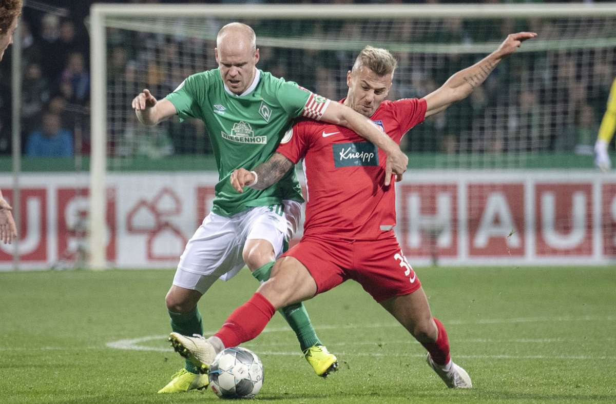 Niklas Dorsch (re.) wechselt vom 1. FC Heidenheim zum belgischen Erstligisten  KAA Genk. Der 22-jährige Mittelfeldmann wurde beim FC Bayern ausgebildet.