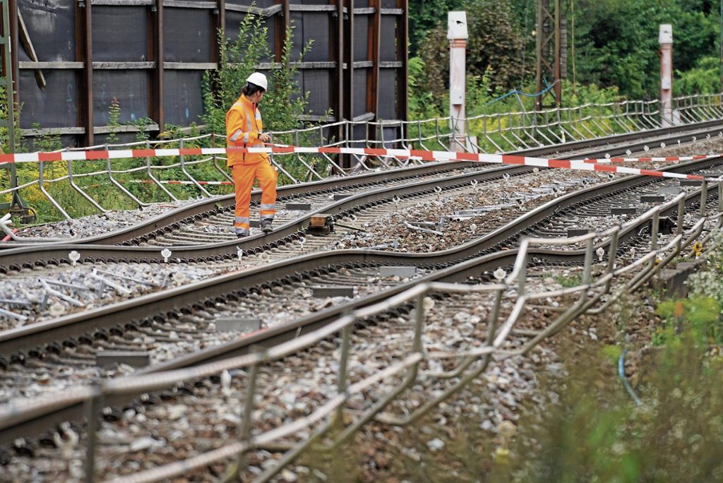 Absenkung des Gleisbetts löst Chaos im Zugverkehr aus - Bahn rechnet mit Sperrung von mindestens ein bis zwei Wochen: Nichts geht mehr auf der Rheintalbahn