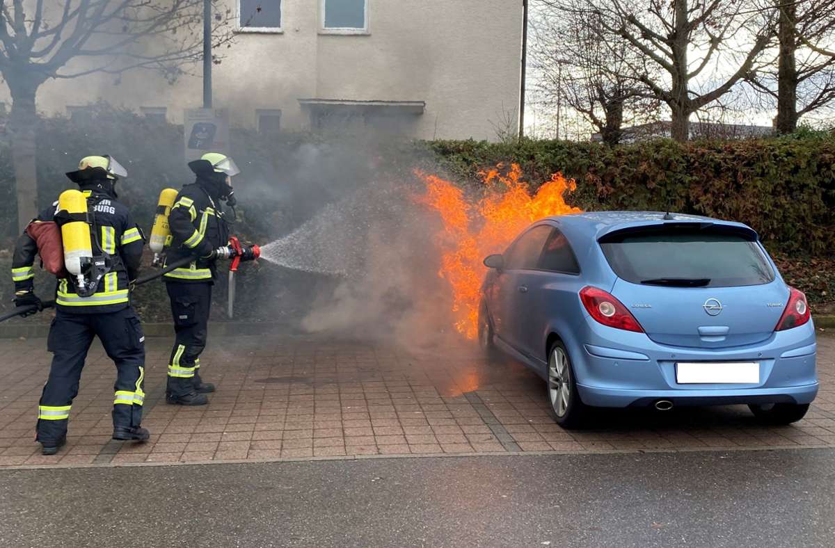 Brand in Ludwigsburg: Geparkter Opel steht in Flammen