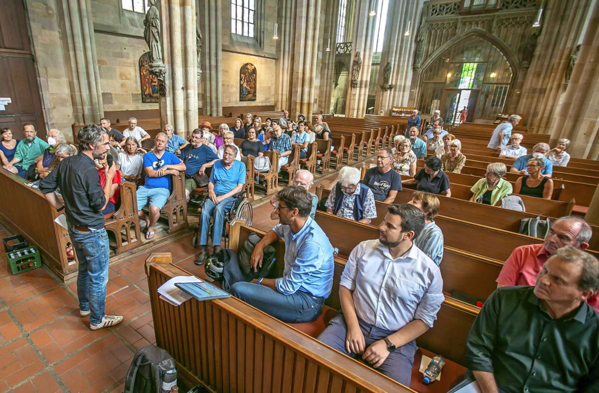 Viele diskutierten in der Frauenkirche lebhaft über die Zukunft der Bücherei. Foto: Roberto Bulgrin