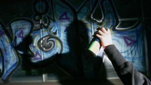 Mutmaßliche Graffiti-Sprayer beschmieren Schulgelände