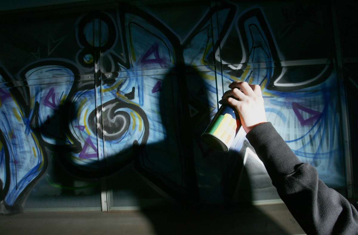 Ostfildern: Auf frischer Tat ertappt: Mutmaßliche Graffiti-Sprayer beschmieren Schulgelände