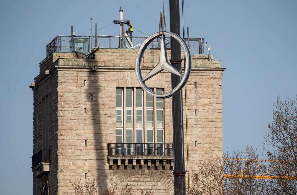 Da schwebt er dahin: Der Mercedes-Stern steht vorübergehend nicht mehr auf dem Bahnhofsturm.