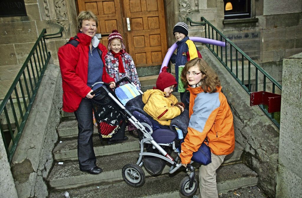 Schon vor zwölf Jahren setzte sich Ursula Hofmann   mit ihren Kindern – Anne im Reha-Buggy – für einen barrierefreien Zugang zum Merkelschen Bad ein. Passiert ist   immer noch nichts.