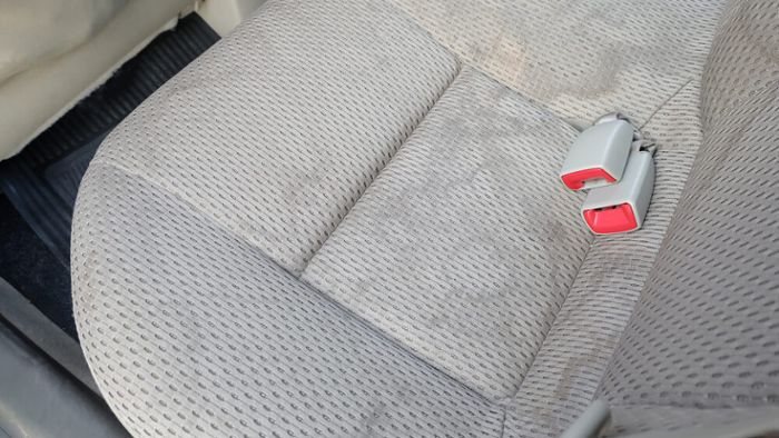 Wasserflecken von Autositzen entfernen