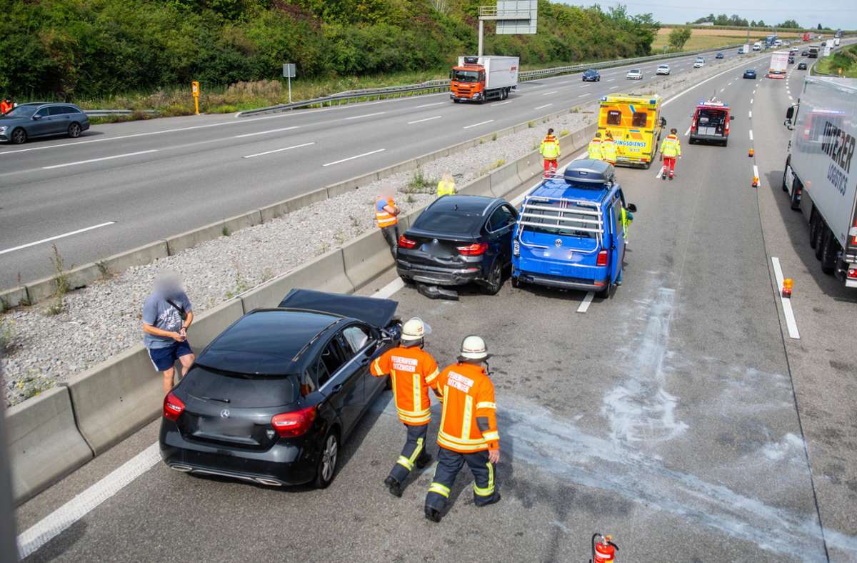 Zwei Unfälle auf der A81 bei Stuttgart: Transporter-Fahrer rammt Abschlepper in Rettungsgasse
