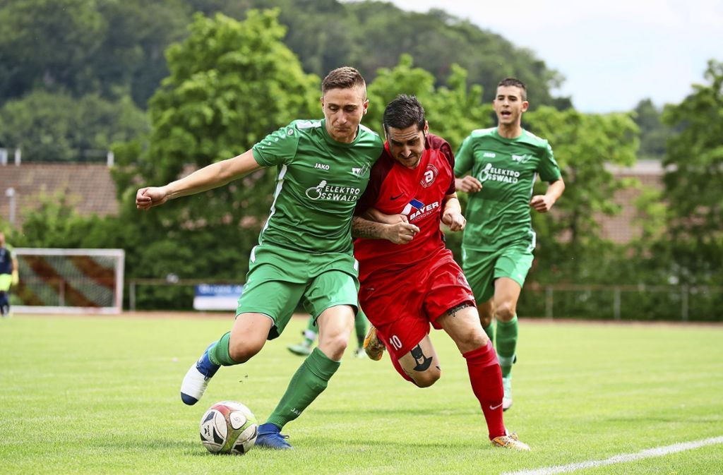 Deizisaus Torschütze und zukünftiger Fußball-Rentner Tobias Mora (rechts) kämpft mit dem Nellinger Marius Koch an der Seitenlinie um den Ball.