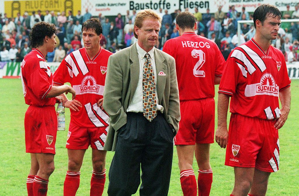 Blamage in Sandhausen: VfB-Trainer Rolf Fringer und das VfB-Team im August 1995
