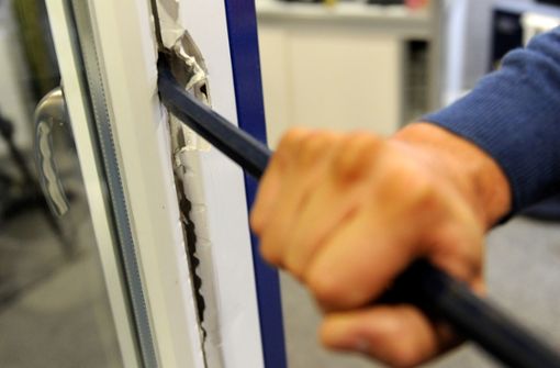 Der Unbekannte schlug unter anderem die Scheibe einer Bürotür ein. Foto: picture alliance / dpa/Franz-Peter Tschauner