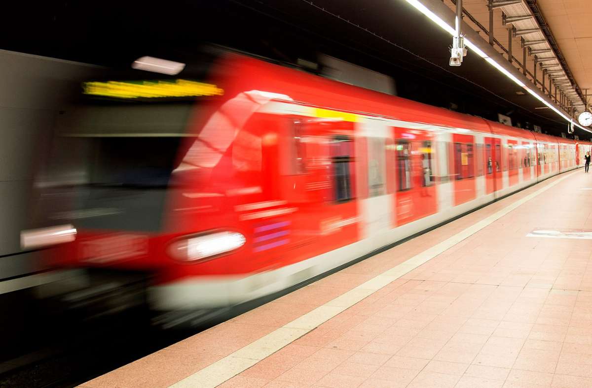Aufgrund einer Störung kam es auf allen S-Bahn-Linien zu Fahrplanabweichungen. (Symbolfoto) Foto: dpa/Daniel Maurer