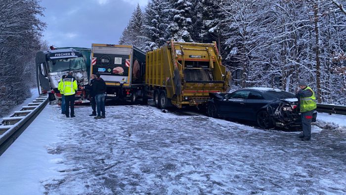 Drei Laster stoßen auf schneebedeckter Straße zusammen