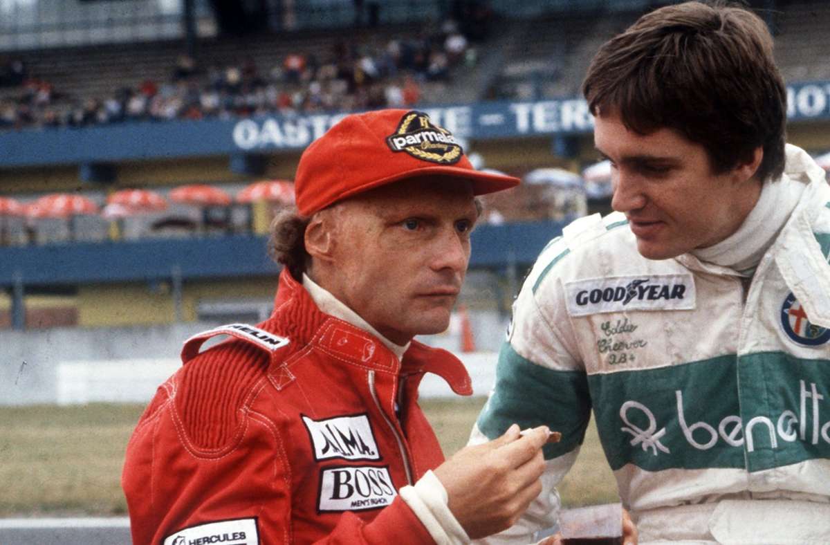 Niki Lauda: Der österreichische Rennfahrer (li./mit Eddie Cheever) war 1979 als zweimaliger Weltmeister zurückgetreten, der damals 30-Jährige glaubte erkannt zu haben, dass es auf der Welt Wichtigeres gibt, als „ständig nur im Kreis herumzufahren“ – und gründete seine Fluglinie Lauda Air. Nicht nur, aber auch weil seine Fluglinie Geld benötigte, kehrte Niki Lauda 1982 überraschend in den Kreisverkehr der Formel 1 zurück. Zwei Jahre später gelang ihm das Kunststück, erneut Weltmeister zu werden. 1986 trat er als Fahrer endgültig zurück, blieb der Formel-1-Gemeinde aber in verschiedenen Funktionen bis kurz vor seinem Tod 2019 erhalten.