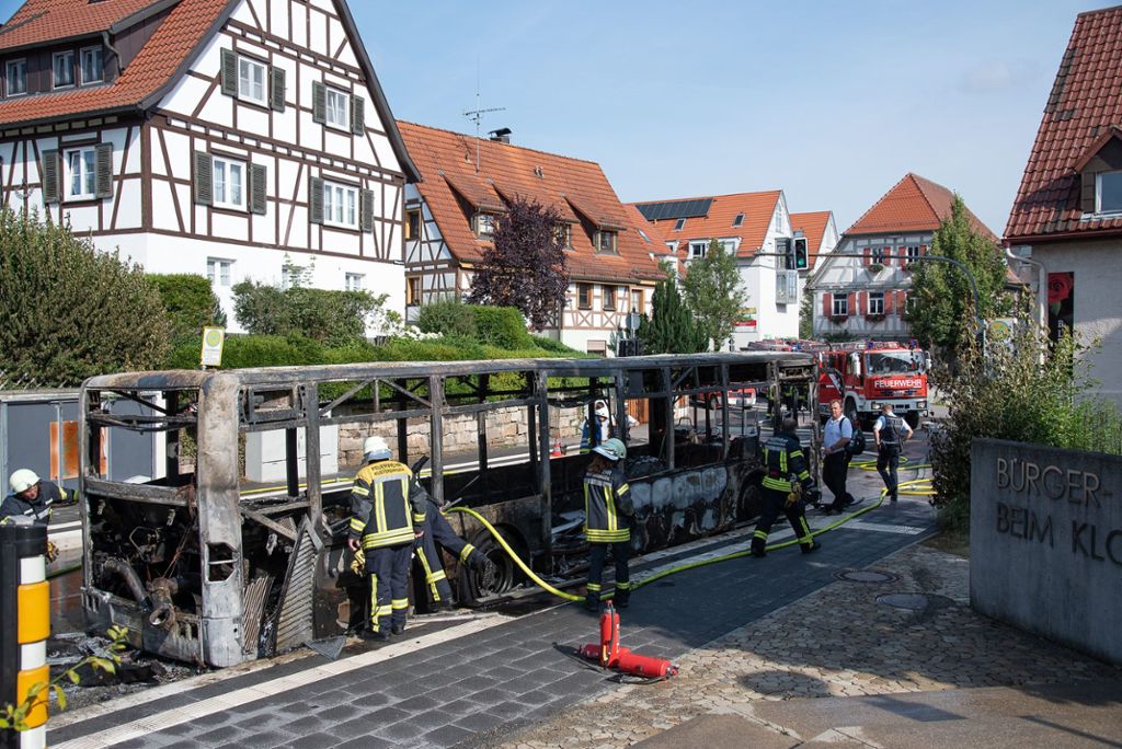 Als Brandursache vermutet die Polizei einen technischen Defekt: Kusterdingen: Linienbus brennt komplett aus - Fahrgäste retten sich ins Freie