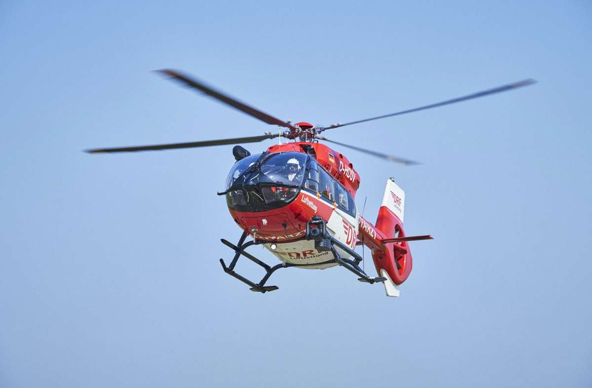 Notarzt und Rettungsdienst versorgten den Mann vor Ort, ein Hubschrauber brachten ihn ins Krankenhaus. (Symbolbild) Foto: dpa/Bert Spangemacher