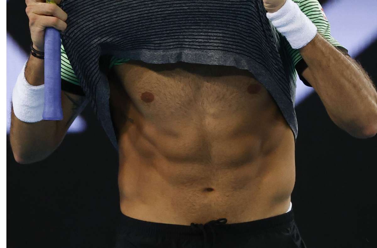 Tennisstar Matteo Berrettini lüpft sein Trikot: Der Mann und sein Bauch
