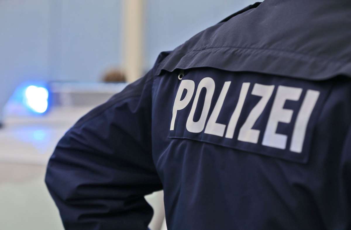 Im Zug und am Bahnhof Esslingen: Unbekannter verletzt zwei Reisende mit Faustschlägen
