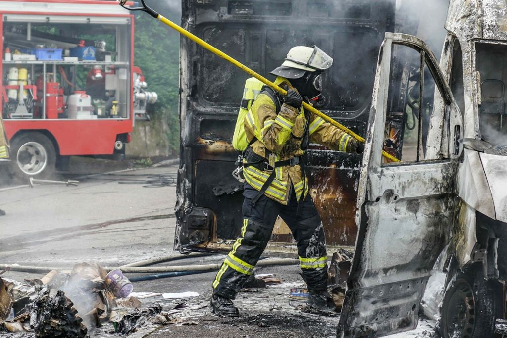 60.000 Euro Schaden: Pakettransporter brennt in Nürtingen aus