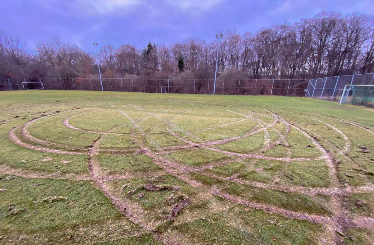 Sportplatz des SV Aich: Über Rasen gedriftet – Belohnung auf Hinweise ausgesetzt