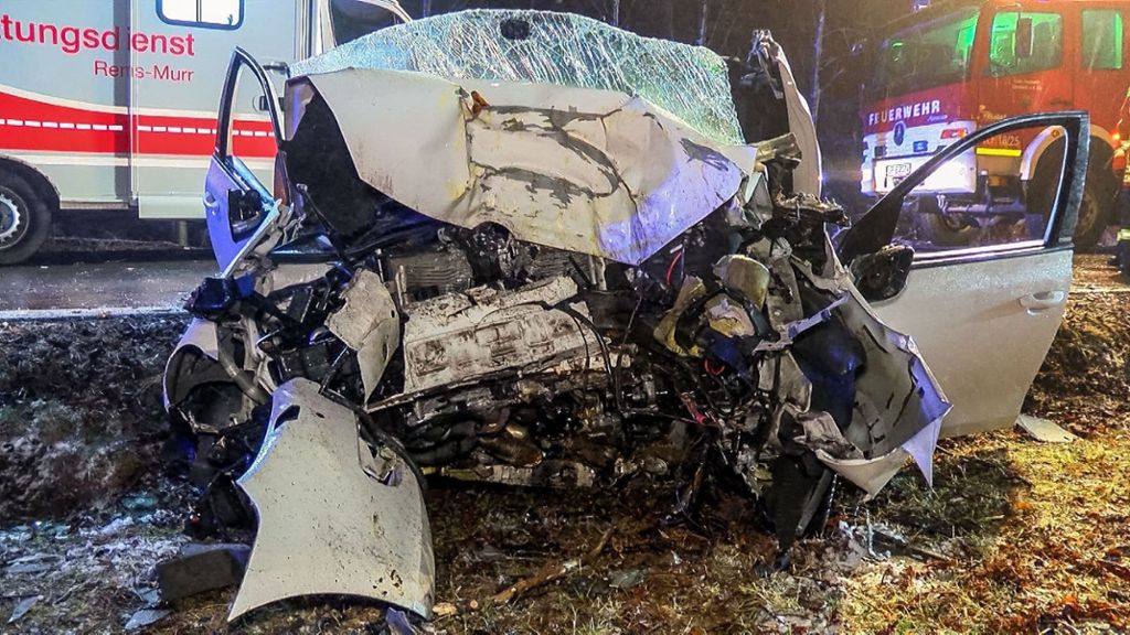 Auto prallt gegen Baum: Schwerer Verkehrsunfall bei Lichtenwald