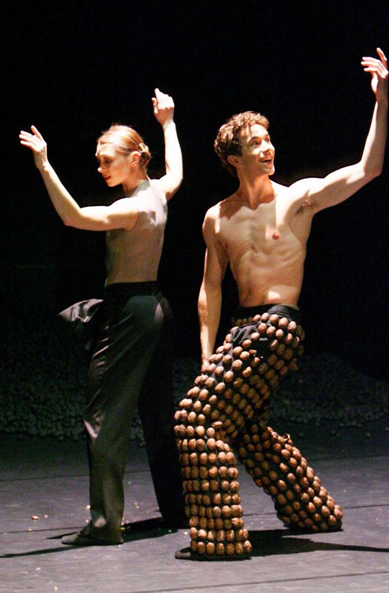 Fünf abendfüllende Handlungsballette hat Marco Goecke inzwischen als Choreograf erarbeitet. Das erste war seine Version des Klassikers „Nussknacker“, der 2006 für das Stuttgarter Ballett entstand. Elena Tentschikowa und William Moore tanzten die Hauptrollen.