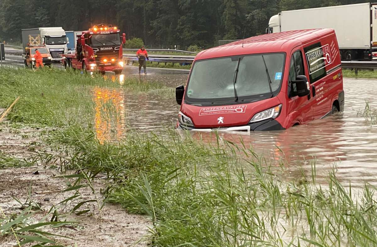 Überschwemmungen in Oberbayern: Hochwasser nach starken Regenfällen – A8 gesperrt