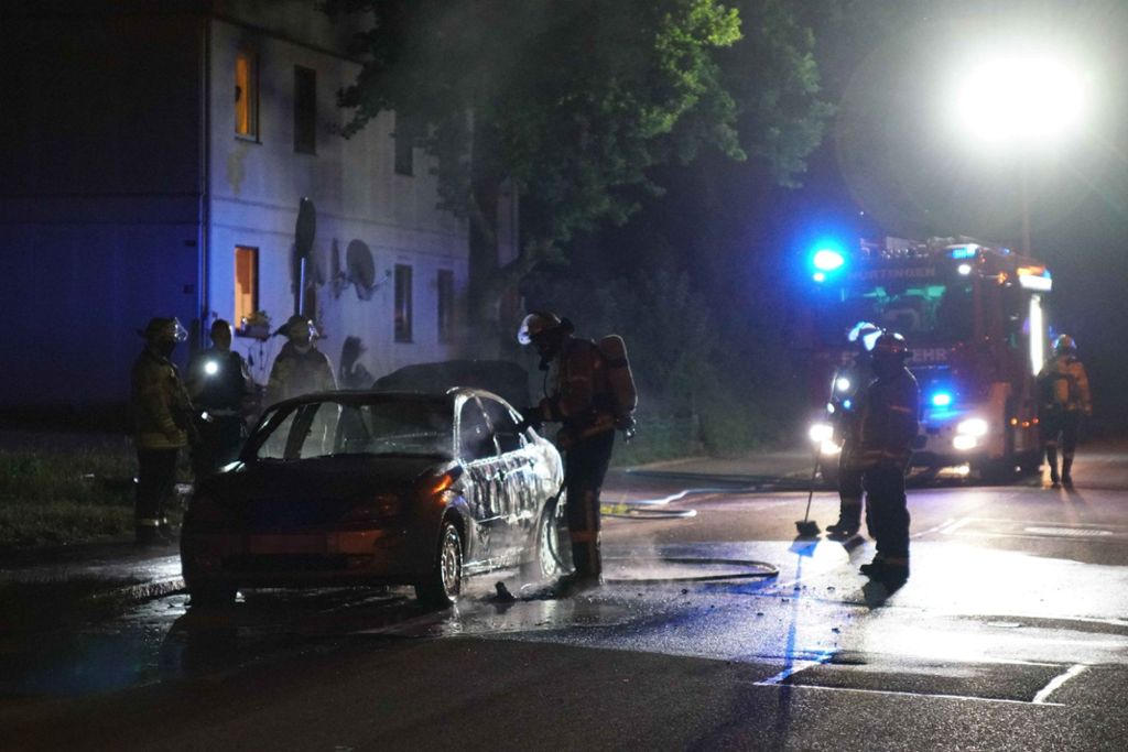 Autobrand in Nürtingen: Ford vollständig ausgebrannt