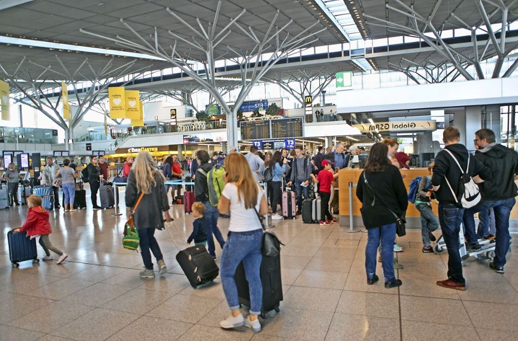 Mit einer Pünktlichkeitsoffensive versucht der Flughafen Stuttgart, Wartezeiten zu verkürzen. Doch den Betreibern sind da Grenzen gesetzt.