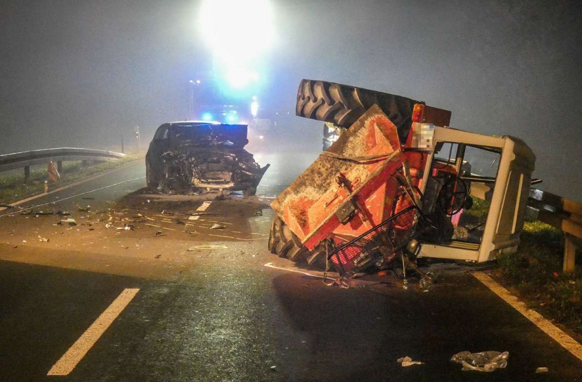 Schwerer Unfall bei Bempflingen: Auto kracht in Traktor – Zwei  Schwerverletzte