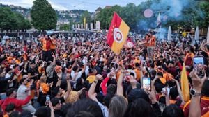 Galatasaray ist türkischer Meister: Feiernde Fans verwandeln Stuttgarter Schlossplatz in gelb-rotes Meer