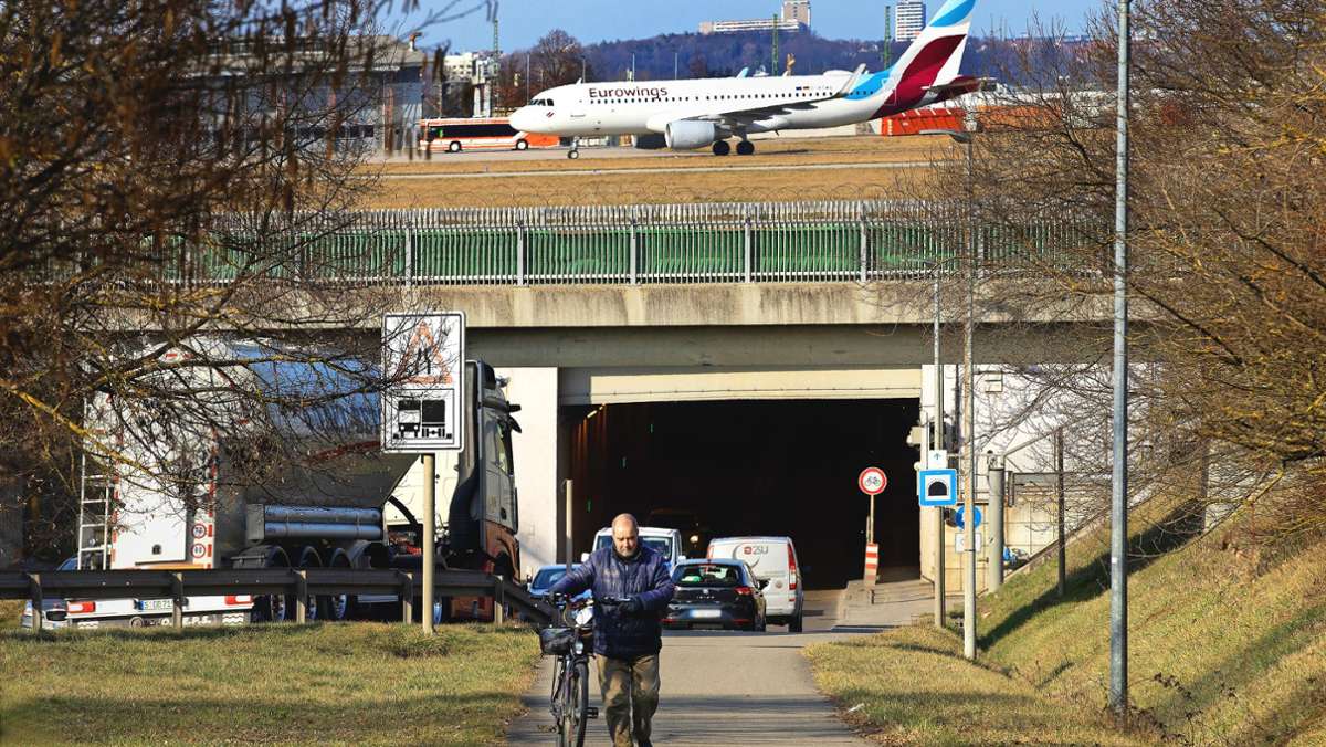 Radverkehr am Flughafen Stuttgart: Wird der Flughafentunnel für Autos gesperrt?