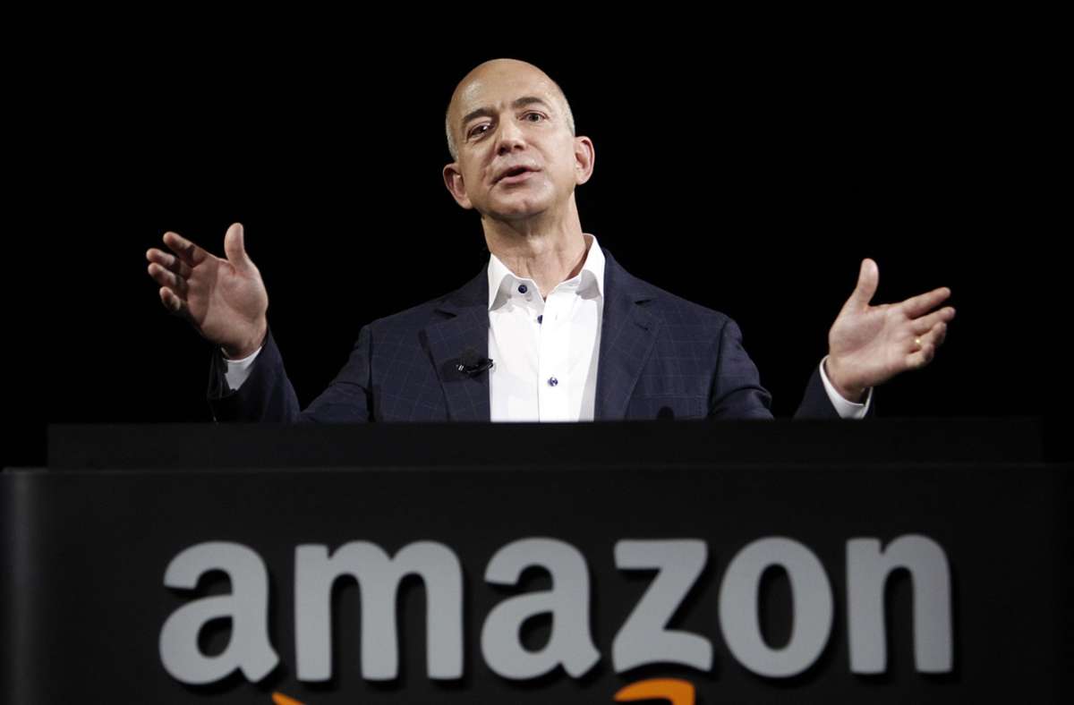 In bekannter Pose als ungemein erfolgreicher Amazon-Gründer: Jeff Bezos, der inzwischen nicht mehr der Chef des Unternehmens ist.