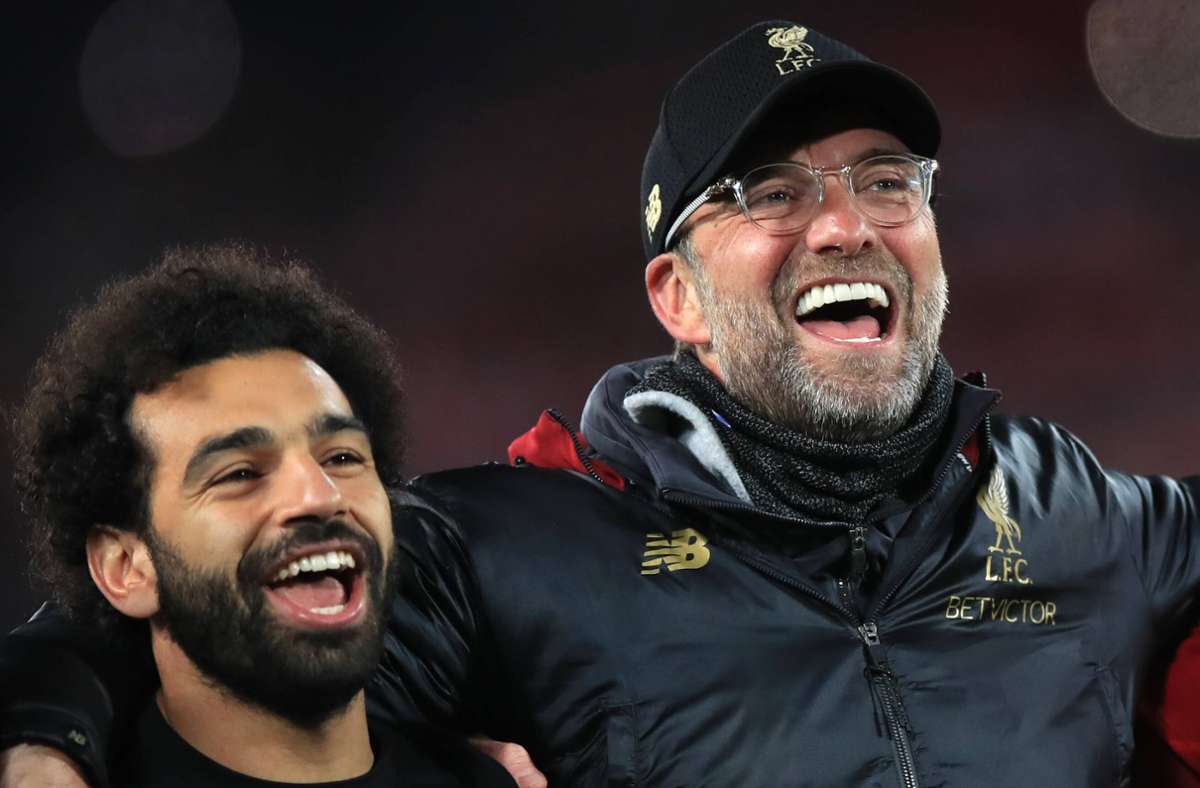 Liverpools Trainer Jürgen Klopp (re.) und sein Stürmer Mohamed Salah.