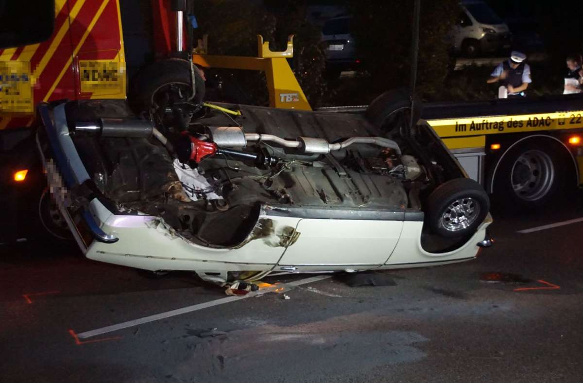 Der Opel Kadett überschlug sich mehrfach, nachdem er von einem entgegenkommenden Auto gerammt worden war.